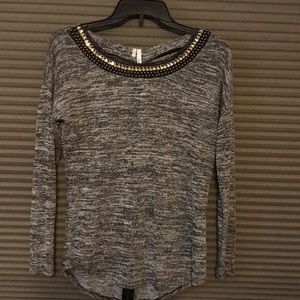 Long sleeve gray/white shirt, with zipper in back